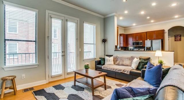 Gorgeous Oak Lawn Townhouse KING BEDS, Забронировать Отель Даллас Dallas - Fort Worth Metropolitan Area, рядом с Lee Park