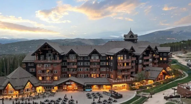 Номер Standard с балконом Luxury 1 Bedroom Ski in, Ski out One Ski Hill Residence Located at the Base of Peak 8 with Bowling Alley Onsite