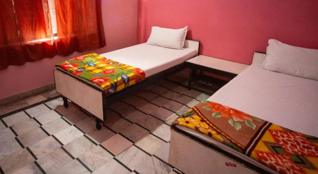 Кровать в общем номере Hotel Everest Pushkar
