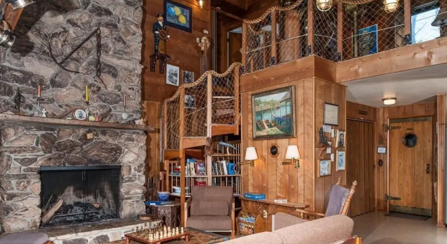 Crow's Nest by RedAwning, Book Hotel South Beach Oregon