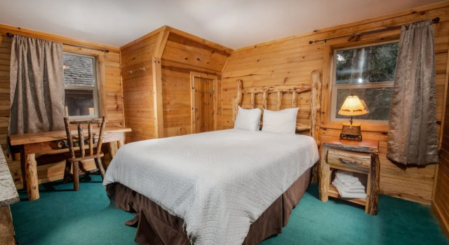 Кровать в общем номере The Hatchet Resort