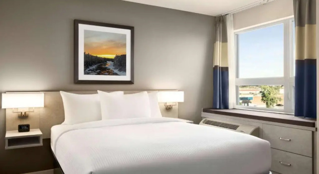 Люкс Deluxe Microtel Inn & Suites by Wyndham Dorval