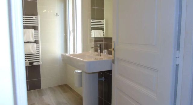 Трёхместный семейный номер Standard с видом на сад Best Western Hôtel Montgomery
