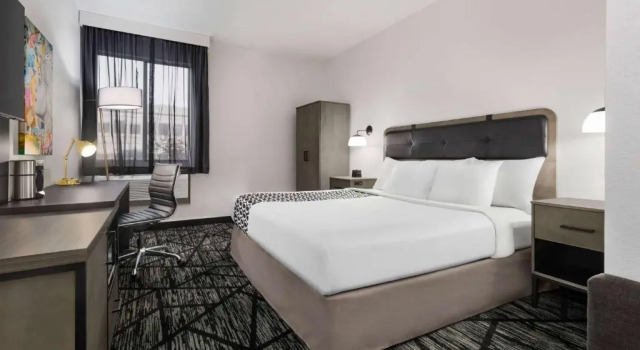 Номер La Quinta Inn & Suites by Wyndham Cleveland Airport West