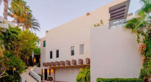 Вилла 6 BR Huge Villa Steps To Beach Plus A Pool House