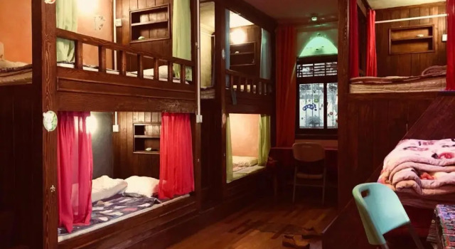 Кровать в общем номере October Inn