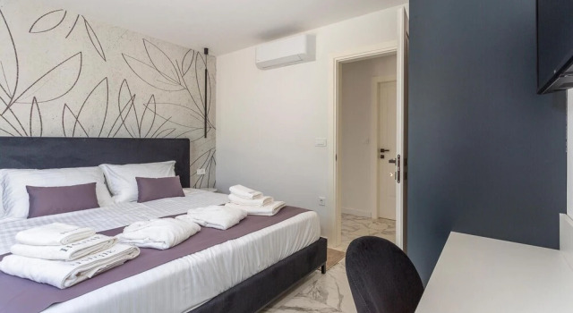 Awesome Apartment in Malinska With Outdoor Swimming Pool, Wifi and 2 Bedrooms, Varaa Huoneisto Hotellit Kvarner Islands uima-altaalla, Uima-allas