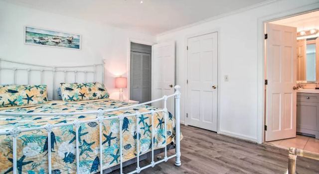 Коттедж с 2 комнатами Cape Cod Escape ~ 2 Mi To Beaches & Dining!