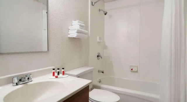 Четырёхместный номер Deluxe Super 8 by Wyndham Portland/Westbrook Area