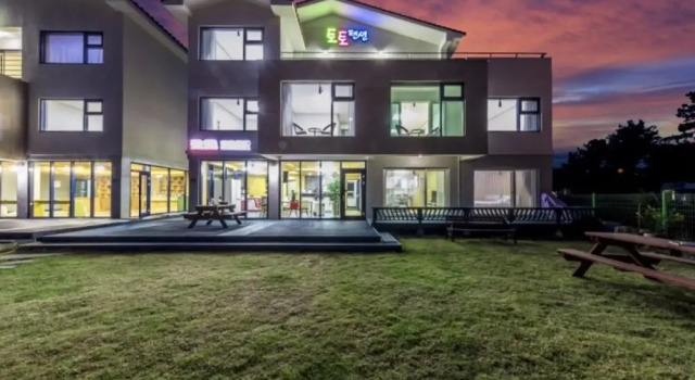 Seogwipo Toto Pension (Near Soesokkak, Outdoor Terrace)(서귀포 토토펜션 (쇠소깍인근,야외테라스)), Забронировать Отель Отели Согвипхо с парковкой, Парковка