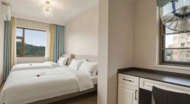 Люкс с 2 комнатами с видом на озеро Mercure Yunhu Hotel