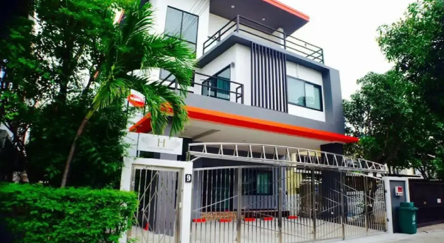 4 Bedroom House at Skytrain