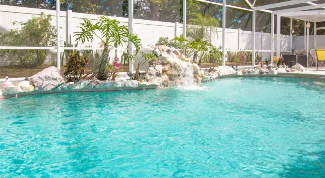 Коттедж 3 Bedroom Home With Private Screened Pool With Rock Waterfall Feature and Gameroom by Florida Dream Homes