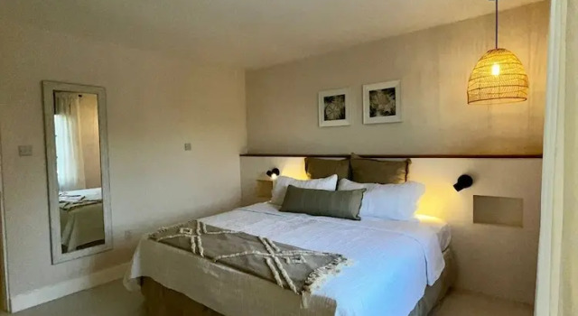 Люкс с балконом и с видом на бассейн The Monteray Hotel