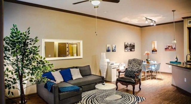 Stunning Modern Home Gated Community Pool & Gym, Забронировать Отель Те-Вудлендс Texas Gulf Coast, рядом с The Woodlands Golf Resort