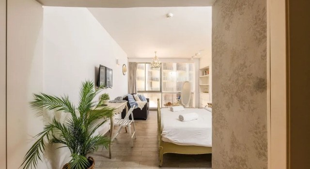 Beachfront w SeaView In a beautiful bldg, Buchen Sie Ferienwohnung Herzlia Zentralbezirk Israel