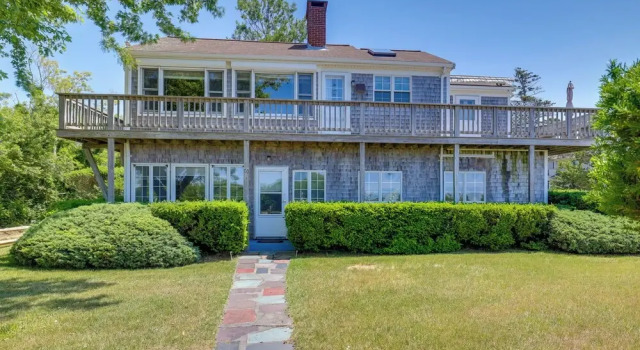 Deck w/ Water View: Coastal Escape Near P-town!, Забронировать Дом для отпуска Труро Полуостров Кейп-Код