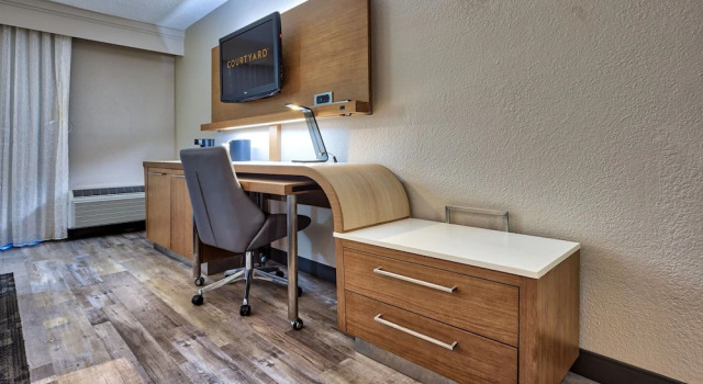 Люкс Executive c 1 комнатой Courtyard Hampton