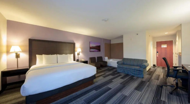 Двухместный люкс Deluxe La Quinta Inn & Suites by Wyndham Springfield Airport Rte 66