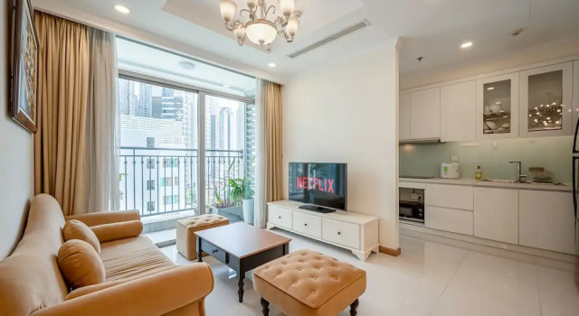 Апартаменты Deluxe с 2 комнатами с балконом и с видом на город LUNA Apartment- Vinhomes Central Park