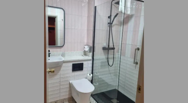 Четырёхместный номер Deluxe Allingham Arms Hotel