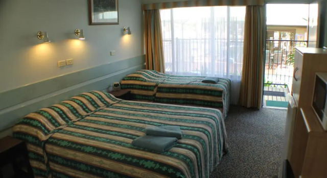 Кровать в общем номере Lake Forbes Motel