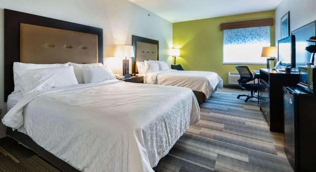 Четырёхместный номер Standard Country Inn & Suites by Radisson, South Haven, MI