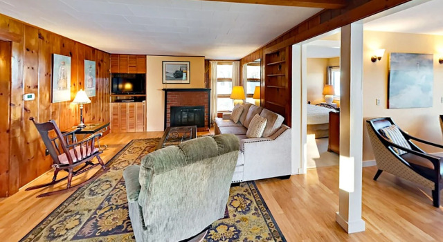 Classic Maine Home on the Ocean 3 Bedrooms 2 Bathrooms Home, Book Hotel Lamoine Man