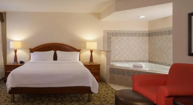 Двухместный номер с джакузи Hilton Garden Inn Virginia Beach Town Center