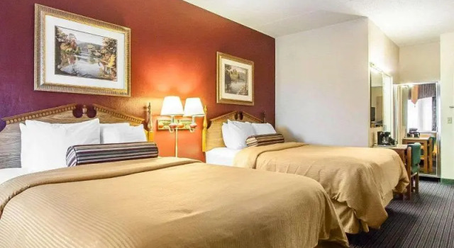 Четырёхместный номер Standard с балконом Clarion Inn Branson
