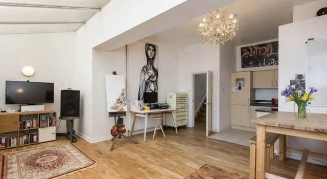 Bright & Spacious 2 Bed w/ Terrace near City Centre