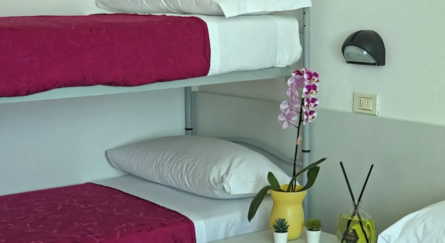 Четырёхместный семейный номер Standard с балконом Hotel Ornella