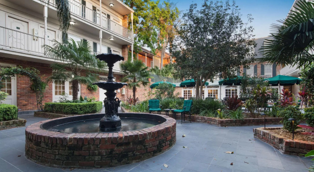 Кровать в общем номере Best Western Plus French Quarter Courtyard Hotel