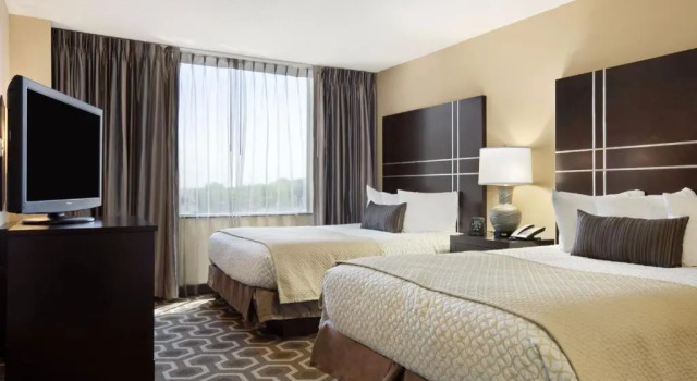 Четырёхместный номер Deluxe Embassy Suites by Hilton St Louis Airport