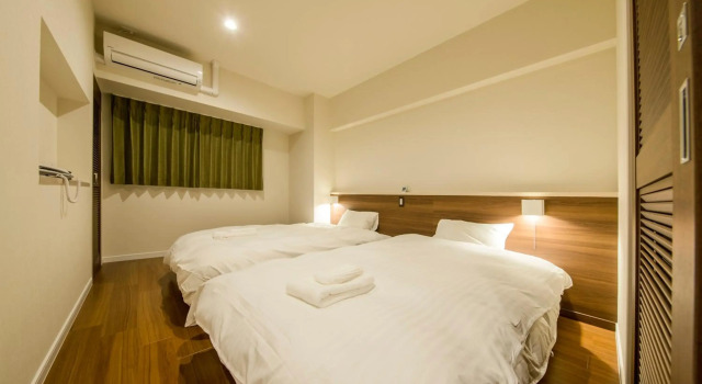 Lieta Nakayama, Rezervasyon Otel Nago 