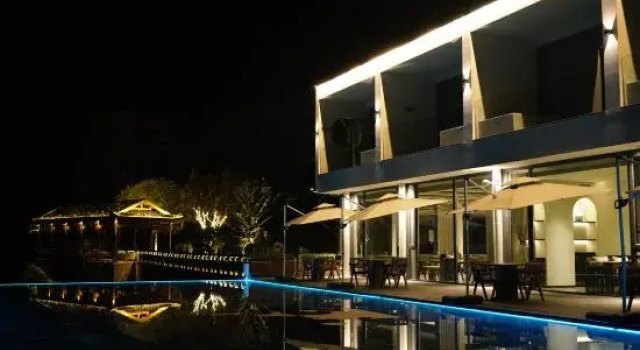 Mount Qingcheng · Moon Close to People Cliff Private Hot Spring Boutique Stay