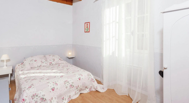 Forest Hideaway in Saint-caprais, Book Hotel Saint-Caprais France