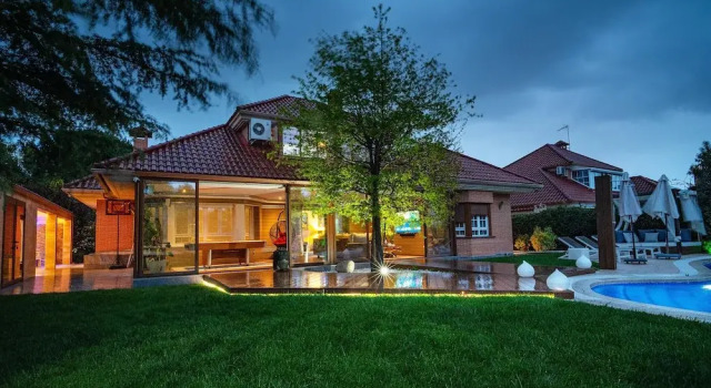 Коттедж M Taj13 Madrid Chalet de Lujo con Piscina Gim