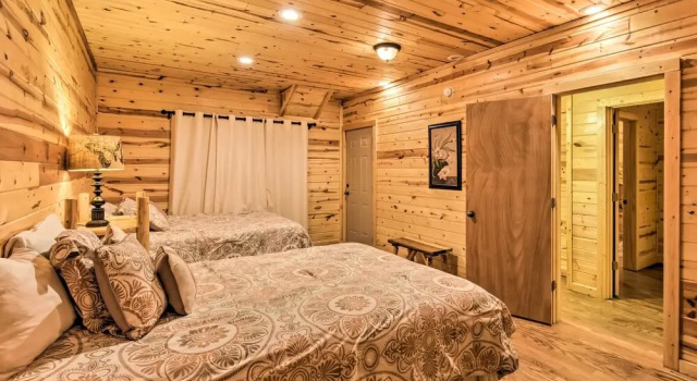 Кровать в общем номере The Round About at Sautee Mountain Retreat!
