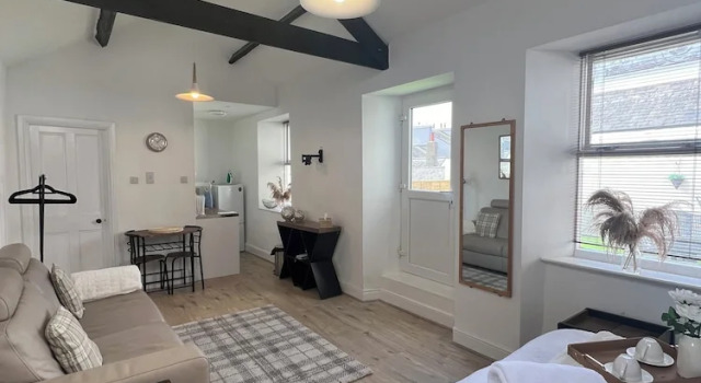 Студия Comfort Tynwald Apartments