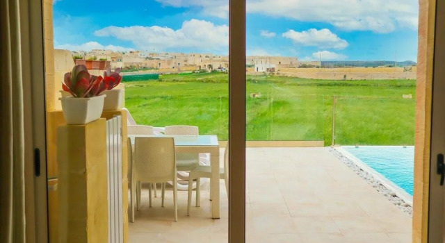Amazing 4 Bedroom Holiday Home With Infinity Pool, Varaa Hotelli Gharb Gozo