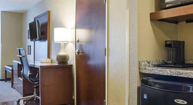 Четырёхместный люкс Comfort Suites Minot South