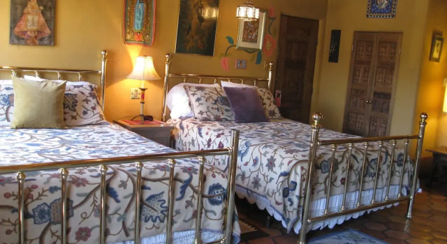 Четырёхместный люкс Deluxe с балконом и с видом на горы La Dona Luz Inn an Historic B&B