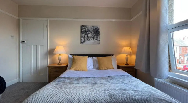 Comfortable King Bed - Location - Contractors - Family - Parking