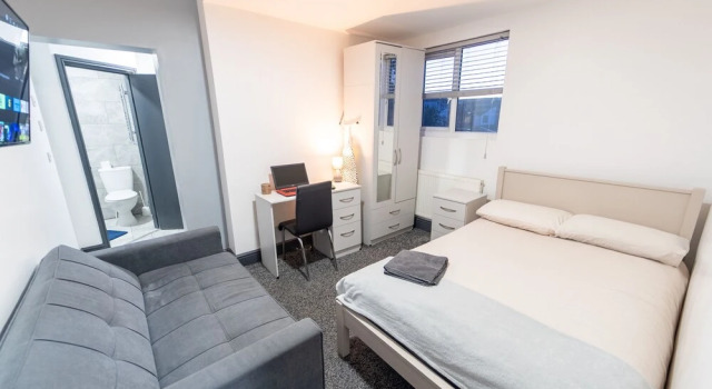 Студия Superior 76 Bournbrook Road Equipped Studios Near QE