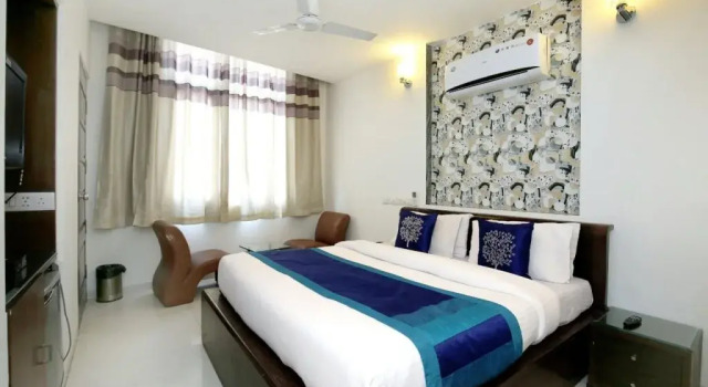 OYO 1496 Hotel Sky 5, Book Hotel Hotels in Panchkula with a Pool, Swimming Pool