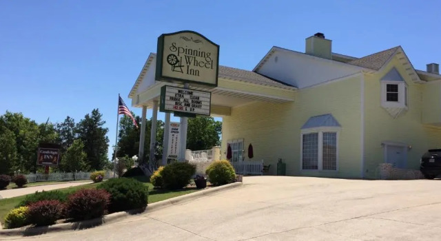 Spinning Wheel Inn, Забронировать Отель Отели Table Rock Lake с парковкой, Парковка