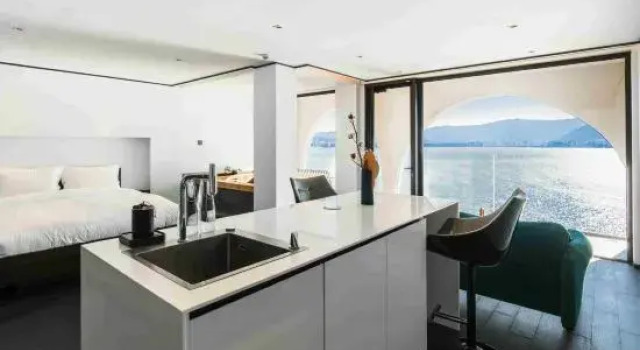 Люкс с балконом и с видом на море Mont XIX Full Lake View Villa
