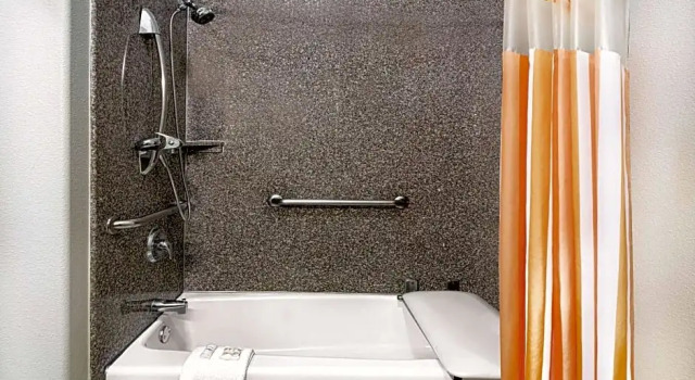 Номер Standard La Quinta Inn & Suites by Wyndham Mercedes Outlet Mall