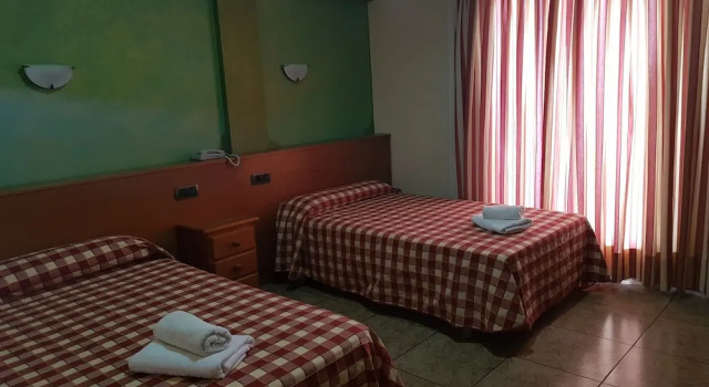 Двухместный номер Standard с балконом Hostal Millán